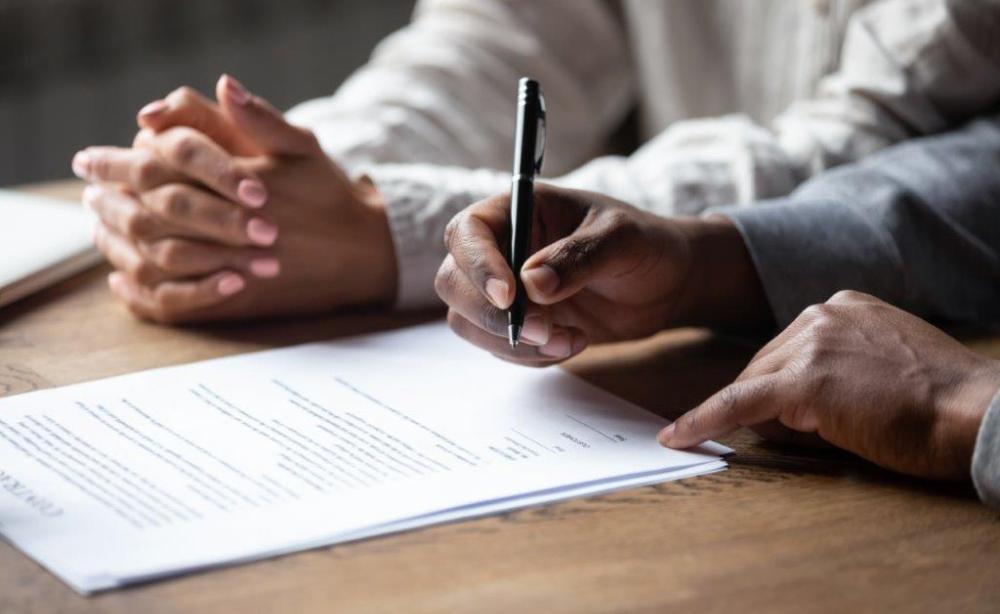 Handen, documenten, handtekening